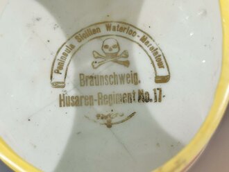 Krätzchen des Huran Regiment No.17 Braunschweig aus Porzellan. Zwei Haarrisse im Deckel, sonst einwandfreier Zustand. Durchmesser des Deckel 9cm