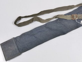 Tasche für die Gaswarnfähnchen der Wehrmacht, seltene Variante aus blauem Material, in sehr gutem Zustand