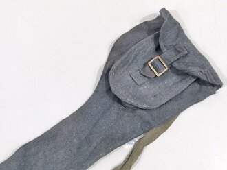 Tasche für die Gaswarnfähnchen der Wehrmacht, seltene Variante aus blauem Material, in sehr gutem Zustand