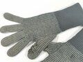 Paar Strickhandschuhe für Mannschaften und Unteroffiziere, graugrün mit 3 Grössenstreifen. Getragenes Paar