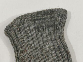 Paar Stricksocken für Mannschaften, graue Wolle, getragenes Paar