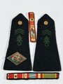 Frankreich nach 1945, Fremdenlegion/Legion Etranger, Paar Schulterstücke (Legionnaire de 2e classe) mit Abzeichen und 2 Bandschnalle (Maroc/Algerie), 4. Régiment Etranger, gebraucht