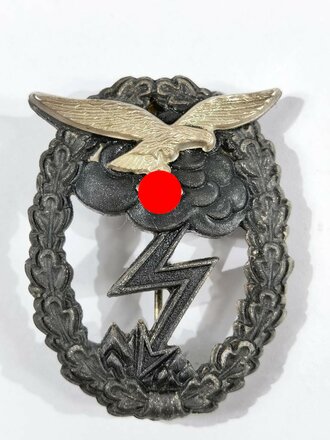 Erdkampfabzeichen der Luftwaffe. Zink versilbert bzw. geschwärzt. Ohne Hersteller,  Fertigung der Firma Hammer & Söhn, Geringswalde