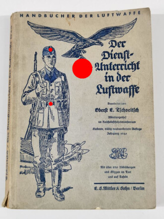 Der Dienstunterricht in der Luftwaffe, Jahrgang 1940 mit 282 Seiten, Hackenkreuz Mütze und Adler bemalt auf dem Titelbild