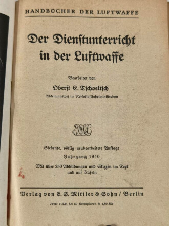 Der Dienstunterricht in der Luftwaffe, Jahrgang 1940 mit 282 Seiten, Hackenkreuz Mütze und Adler bemalt auf dem Titelbild