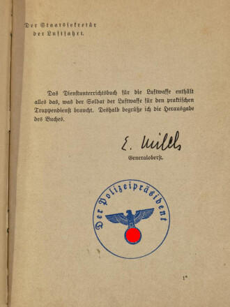 Der Dienstunterricht in der Luftwaffe, Jahrgang 1940 mit 282 Seiten, Hackenkreuz Mütze und Adler bemalt auf dem Titelbild