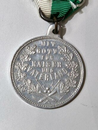 Sachsen, Medaille "Friedrich August König von Sachsen", Rückseite "Mit Gott für Kaiser und Vaterland", mit Band, 30mm, Aluminium, guter Zustand