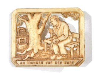 Winterhilfswerk Pommern, Kunststoffabzeichen Am Brunnen vor dem Tore